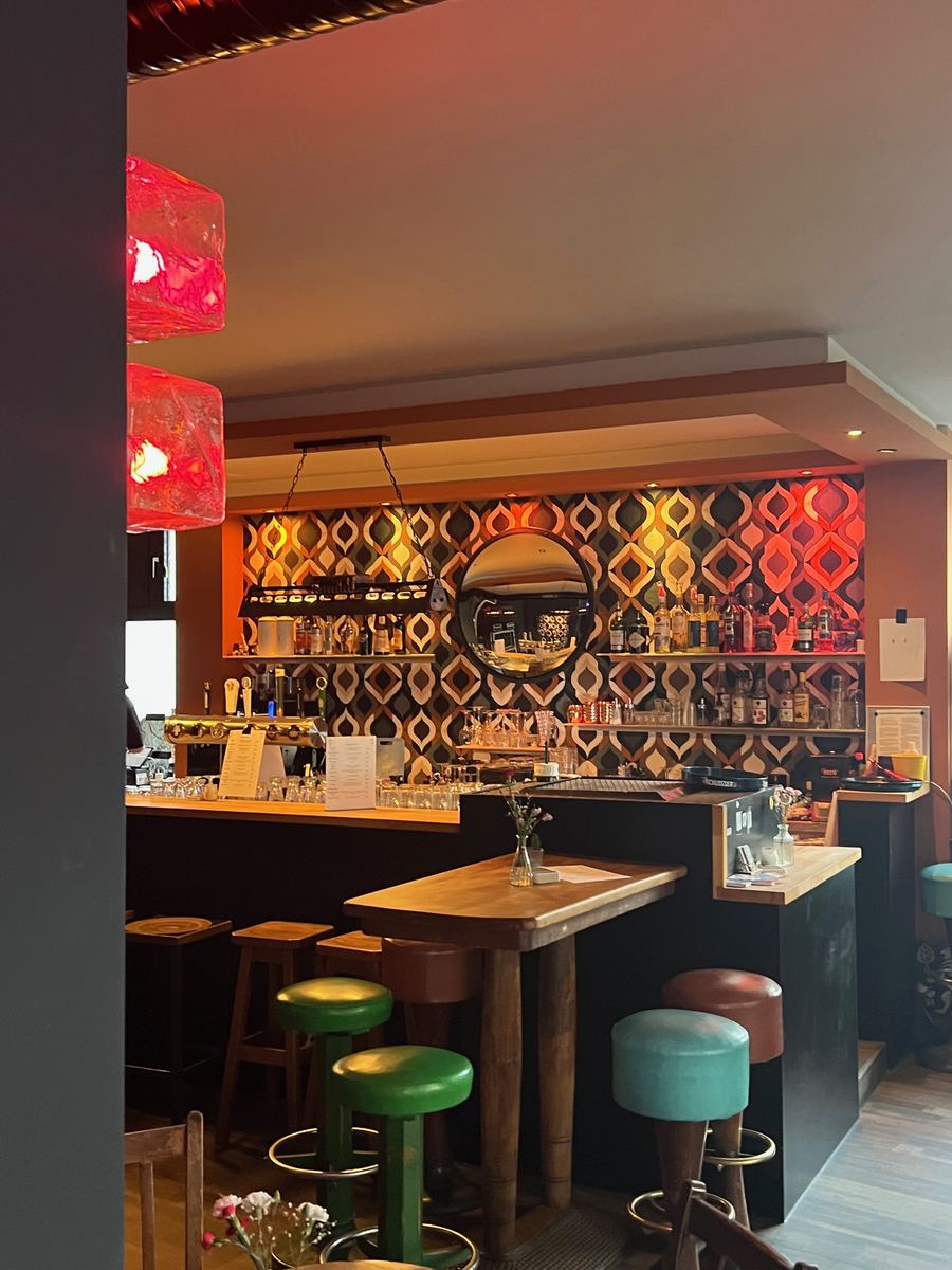 Theke und Sitzbereich der Bar Konvex